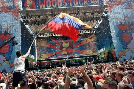 Как Woodstock '99 се оценява до Fyre Festival като концертна катастрофа?