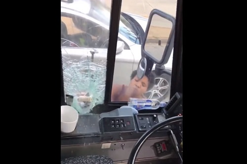 Vodič Road-Rage prichytený na páske rozbíjajúci okná autobusu je duševne chorý, hovorí strýko