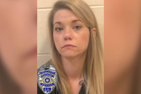 Учителка от средното училище, обвинена в сексуално насилие над тийнейджърка в дома й, включително докато собственото й дете присъства