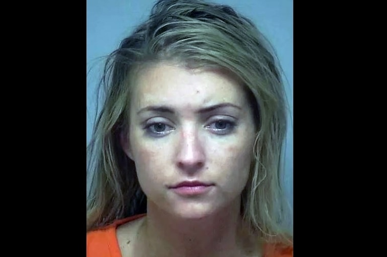 Kvinde siger angiveligt betjente, at de ikke skal arrestere hende for DUI, fordi hun er en 'hvid, ren pige'