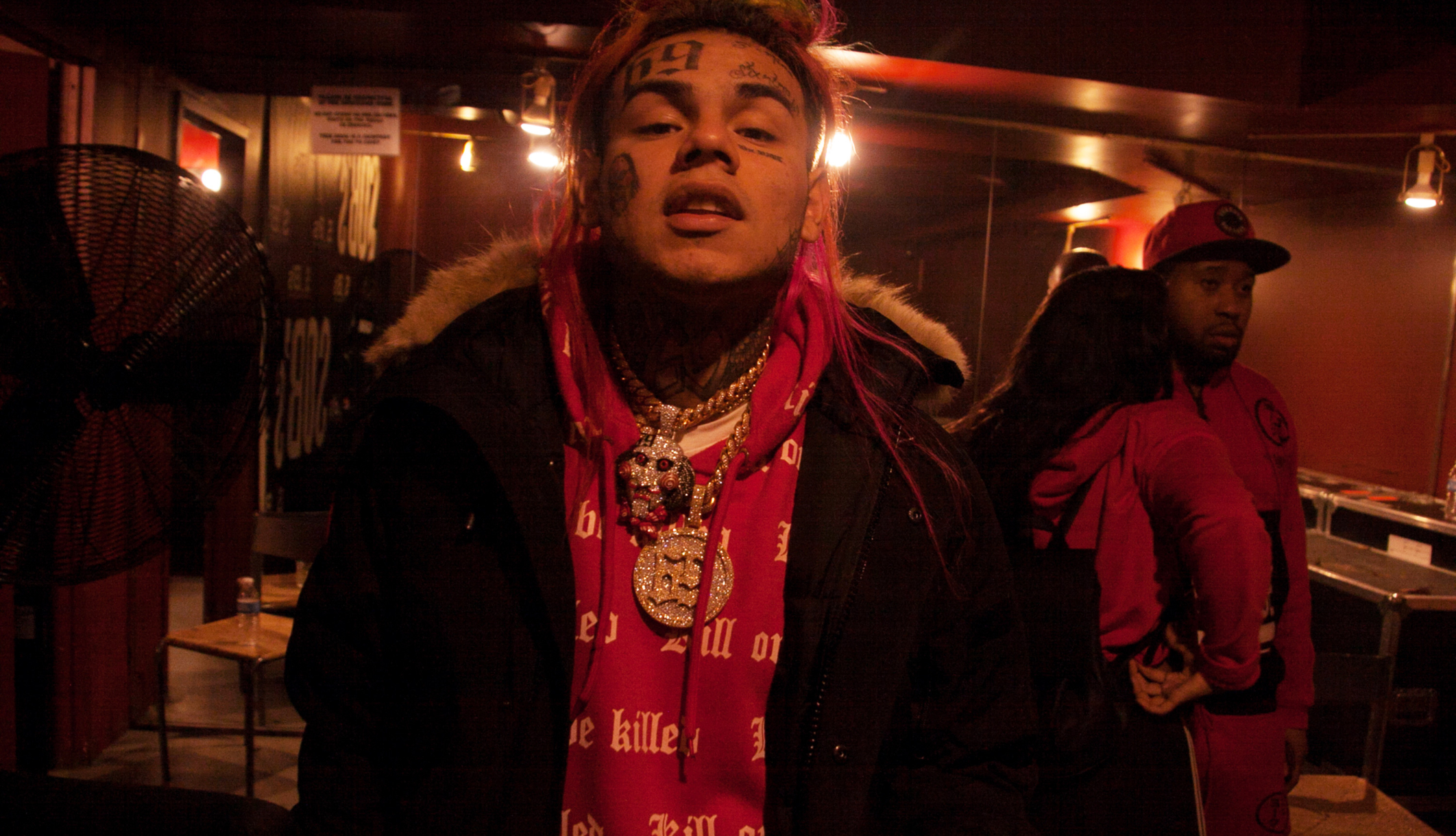 Il rapper Tekashi 6ix9ine derubato, rapito a Brooklyn, dice la polizia