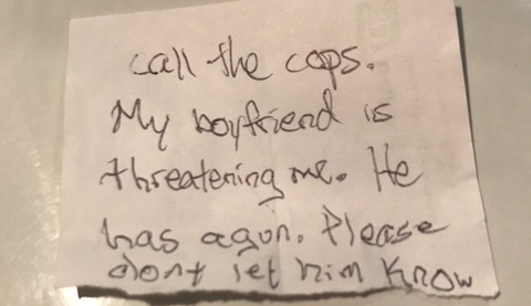 Mujer escapa de su novio abusivo con una pistola deslizando una nota al veterinario del perro, dicen los policías