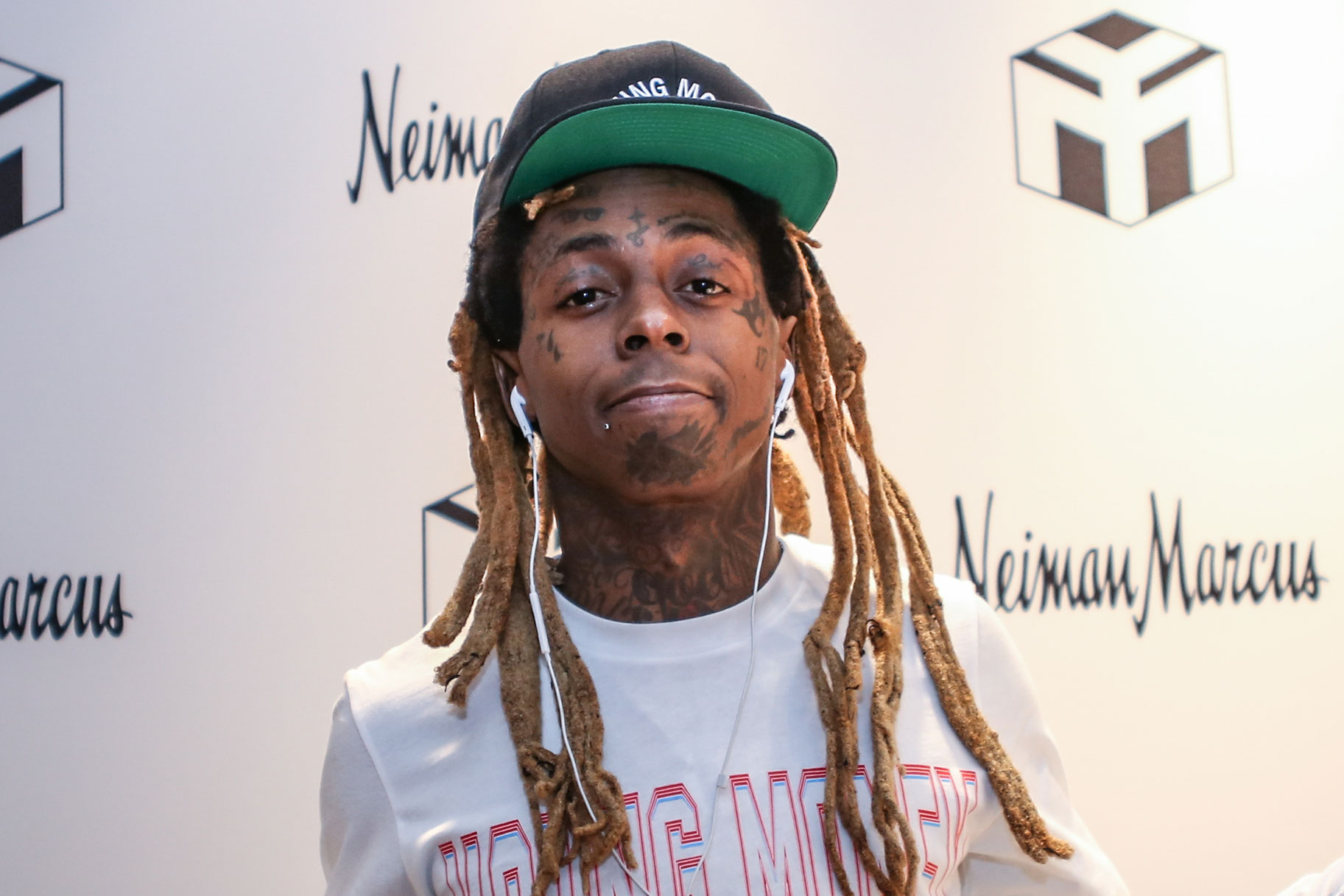 Lil Wayne beder sig skyldig i at tage ulovlig, forgyldt pistol til privat fly