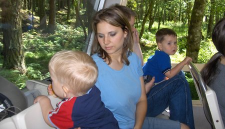 Susan Cox Powell asseguda amb els seus dos fills, Charlie i Braden, i el seu marit Josh Powell.