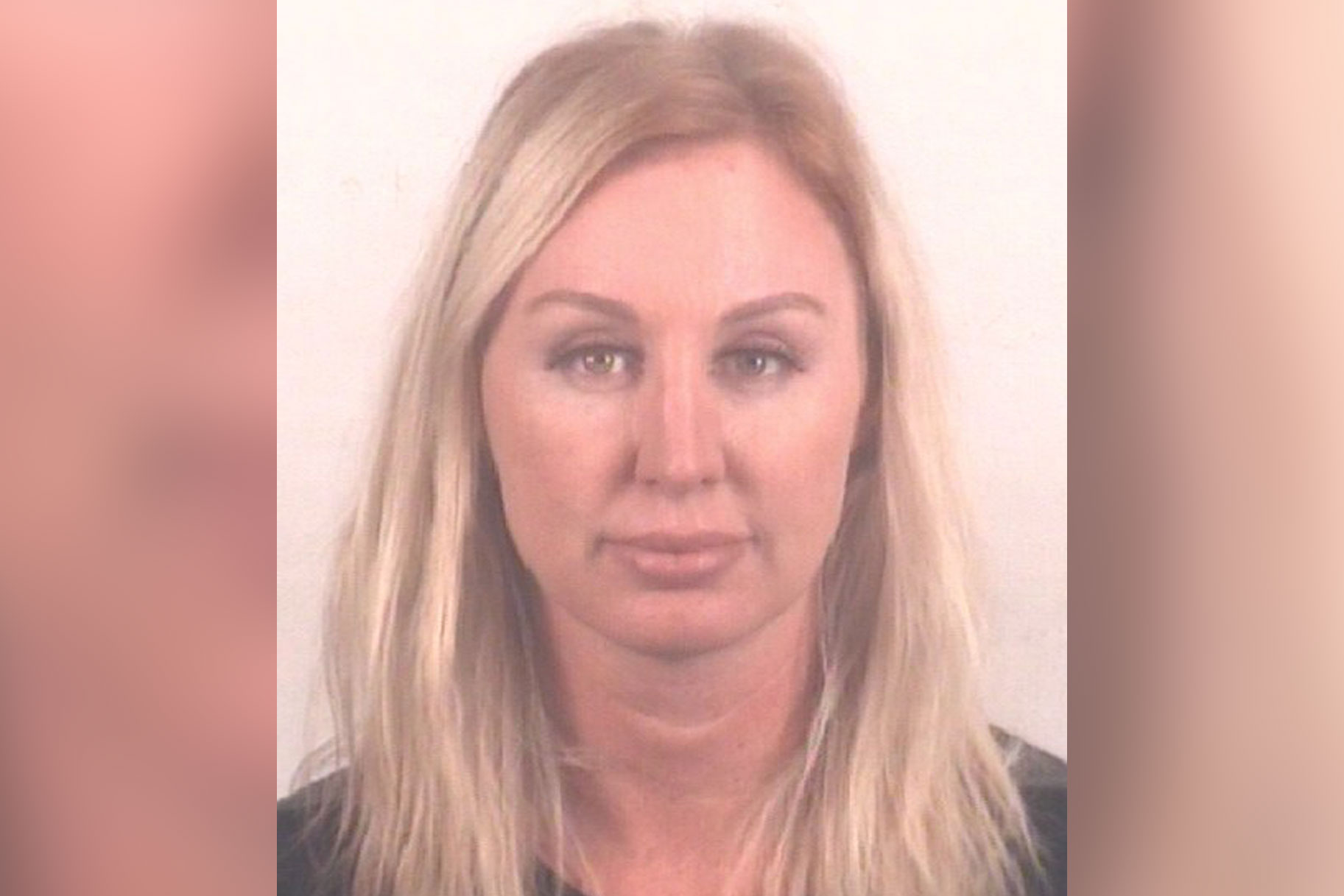 'Swing Set Susan' acusada de hacerse pasar por un oficial después de presuntamente acosar a adolescentes