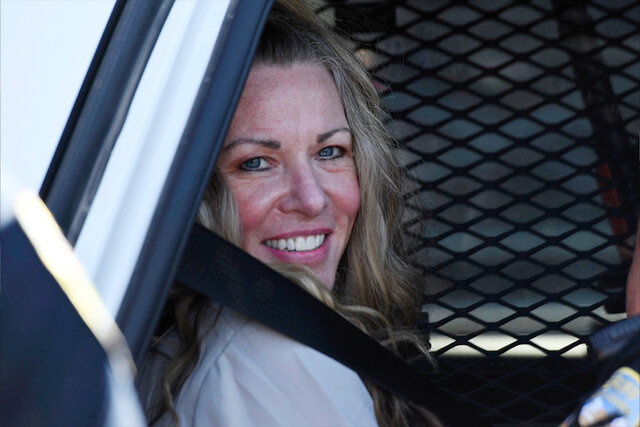   La Lori Vallow Daybell s'asseu en un cotxe de policia.