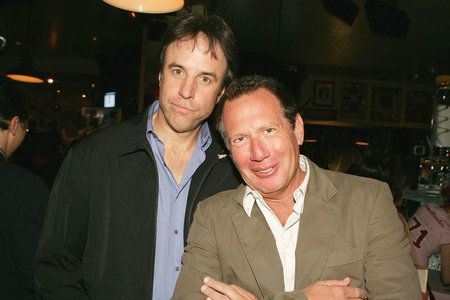 Komik Kevin Nealon pravi, da je vlomilec ukradel ogrlico, ki vsebuje pepel ljubljenega prijatelja Garryja Shandlinga