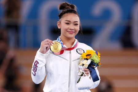 Peraih Medali Emas Olimpiade Suni Lee Mengatakan Dia Disemprot Lada Dalam Serangan Rasis
