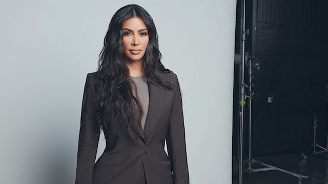 Iz zapora bo izpuščena preživela oseba, ki je preživela trgovino s seksom v filmu Kim Kardashian West Doc