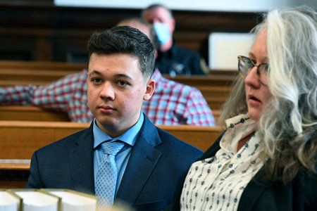 Kyle Rittenhouses advokater presser på for mishandling, efter at dommeren skælder ud på anklageren over spørgsmål, der er uden for rammerne