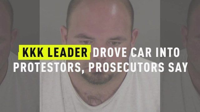„Priznaný“ vodca KKK bol zatknutý po tom, čo údajne vošiel do demonštrantov vo Virgínii