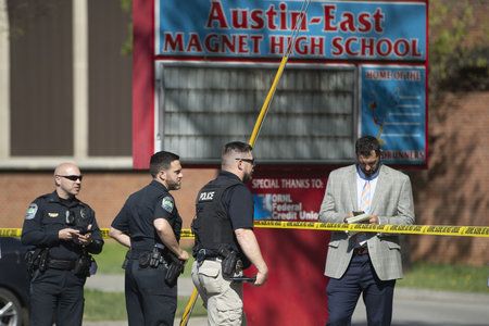 Diverses persones, inclòs un agent de policia, van disparar a l'escola secundària de Tennessee
