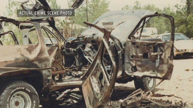 Po odpaleniu bomb w SUV-ie, by zamordować swoją zamożną rodzinę, mężczyzna zostawił swoją siostrę, by spłonęła na trawniku