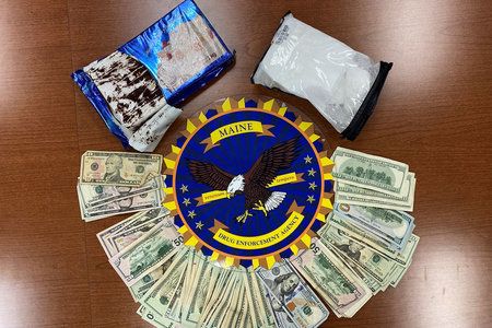 القبض على اثنين من تجار المخدرات المشتبه بهم في ولاية مين بعد أن عثرت السلطات على كوكايين متنكرا في شكل كعكة