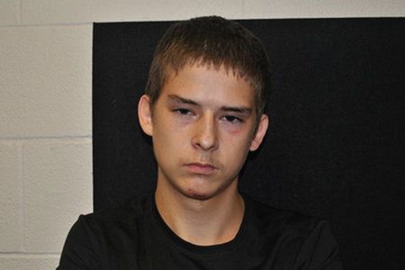 Tiener uit Kentucky die beschuldigd wordt van moord op zijn moeder en zus ontsnapt aan arrestatie
