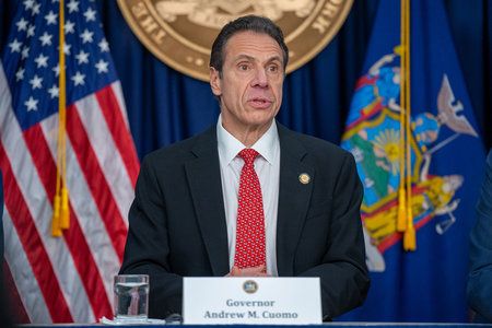 Tidligere rådgiver, der har anklaget NY-guvernør Andrew Cuomo for seksuel chikane, siger, at hun kom frem efter samtale, at han kunne blive AG