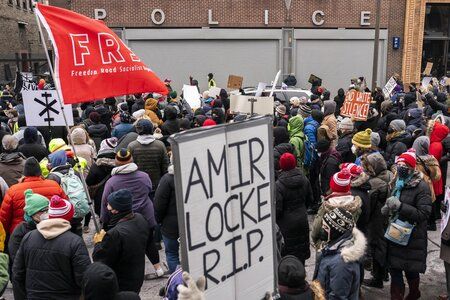 Els manifestants demanen justícia per a Amir Locke, demanen la dimissió del cap de policia