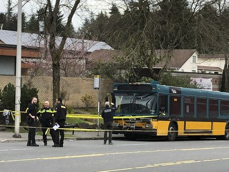 El conductor d'autobús aclamat com a heroi per salvar passatgers tot i haver estat disparat en un atac 'atzar' a Seattle que va deixar 2 morts