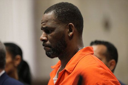 R. Kelly bol odsúdený na 30 rokov za sexuálne zločiny, keď sa obete držali za ruky na súde