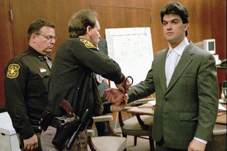 جوناتھن شمٹز اپنے قتل کے مقدمے میں وقفے کے دوران