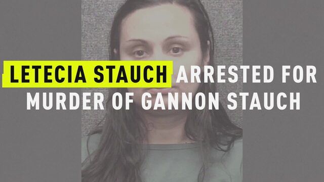 La madrastra de Gannon Stauch suposadament es treu les manilles i ataca el diputat