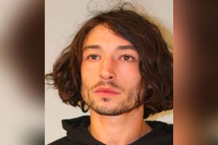 Ezra Miller è stato nuovamente arrestato alle Hawaii per aver lanciato una sedia alla testa di una donna